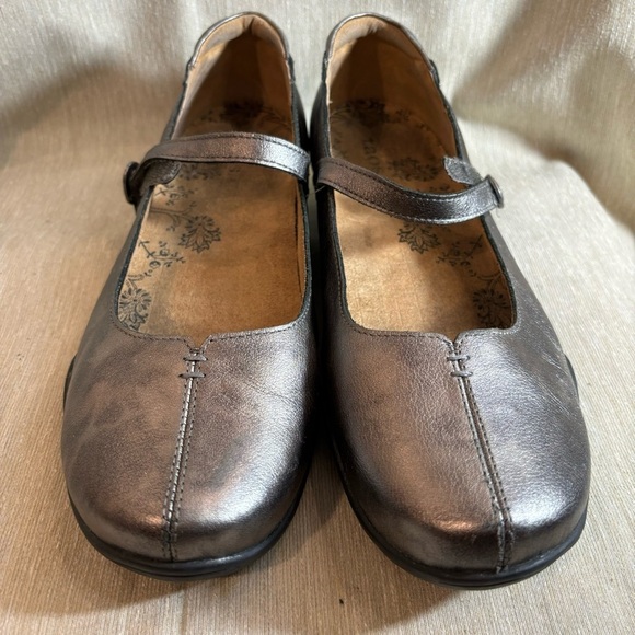 TAOS Sz 9.5 Pewter Colourway Leather Mary Jane Style Velcro Closure Shoes - Picture 2 of 10
